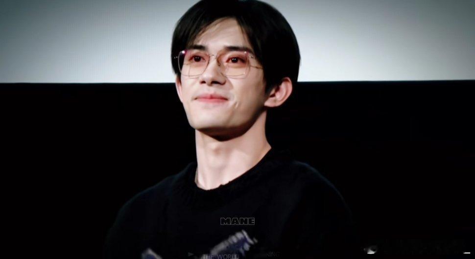 #易烊千玺[超话]# 有人懂吗，好喜欢这一套搭配！！一个干干净净的男孩站在那，带