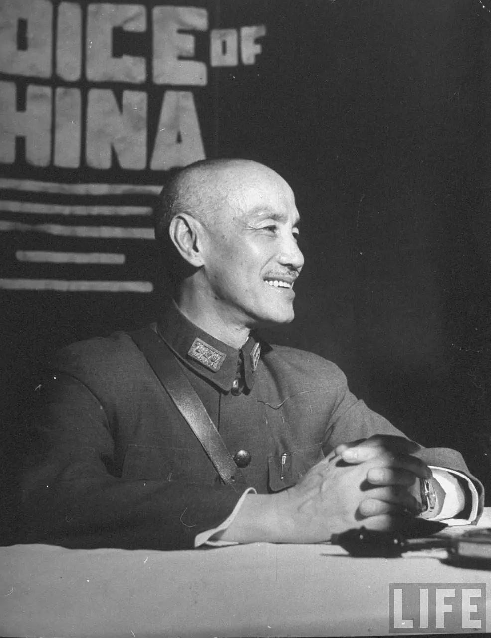 照片拍摄于1945年9月3日的重庆，这一天被定为中国抗战胜利纪念日，蒋介石在重庆