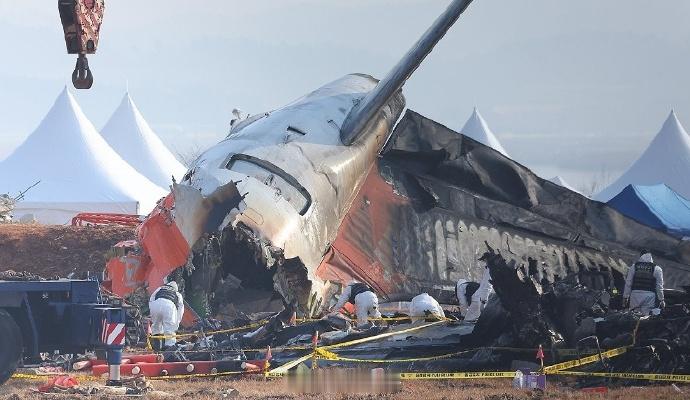 我不理解[汗]济州航空客机撞墙事故的飞机残骸今天在现场再次起火，这是现场有人违规