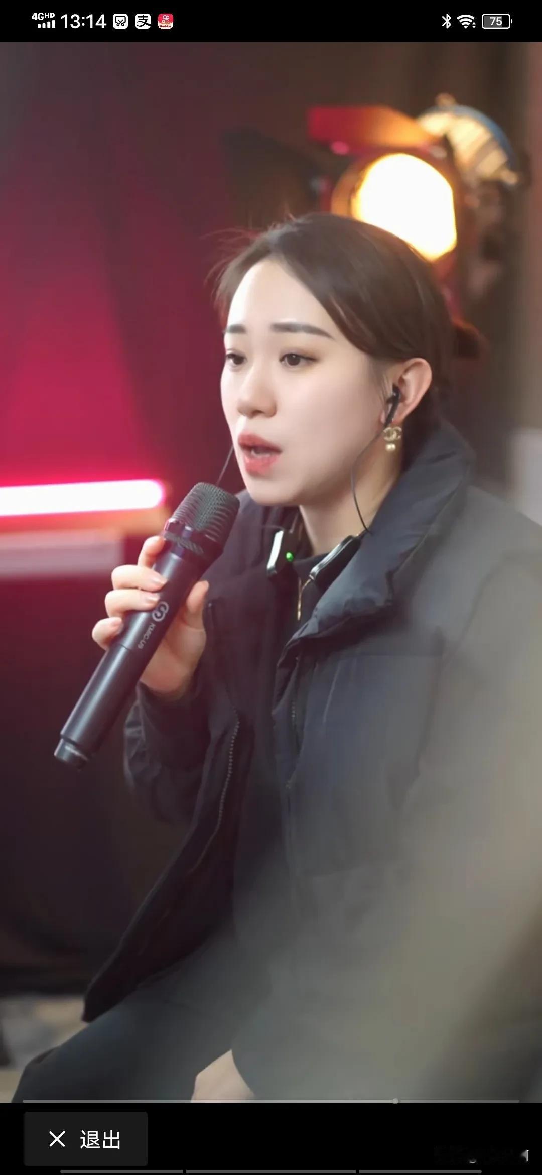 我也很喜欢粤语歌 很多粤语歌词的表达意境上更温润委婉 即便是很直白的话 讲出来也
