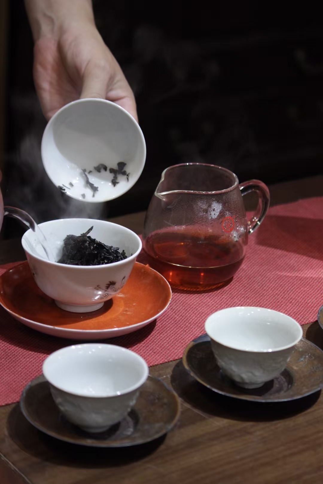 茶道  茶叶在水中缓缓舒展，茶汤一点点晕出清润的香。端起茶杯轻啜一口，不苦不涩，