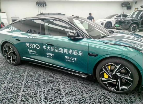 去试驾了领克10，开了一圈发现这车对新手很友好。虽然车长有5米多，看着很大可实际