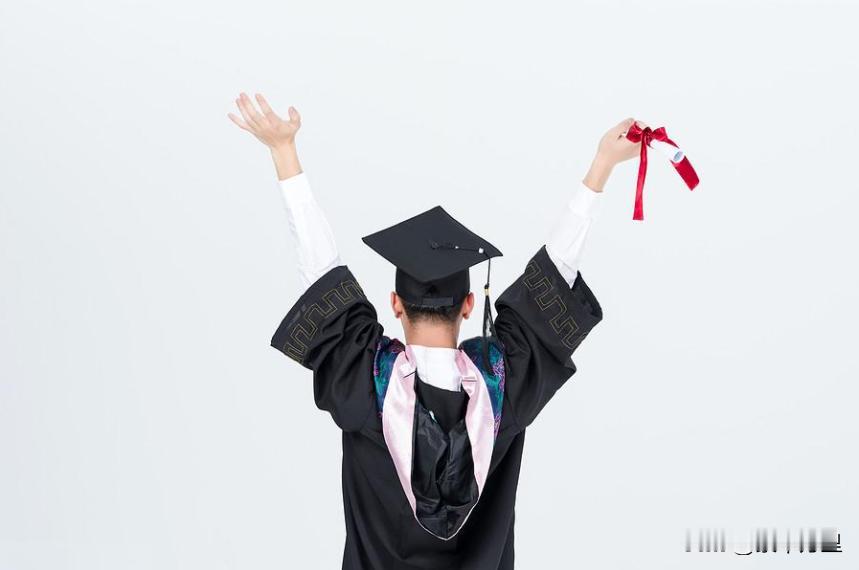 18年前，我不顾家人的反对，花了30w资助了同村1名大学生上学，毕业后他去了美国