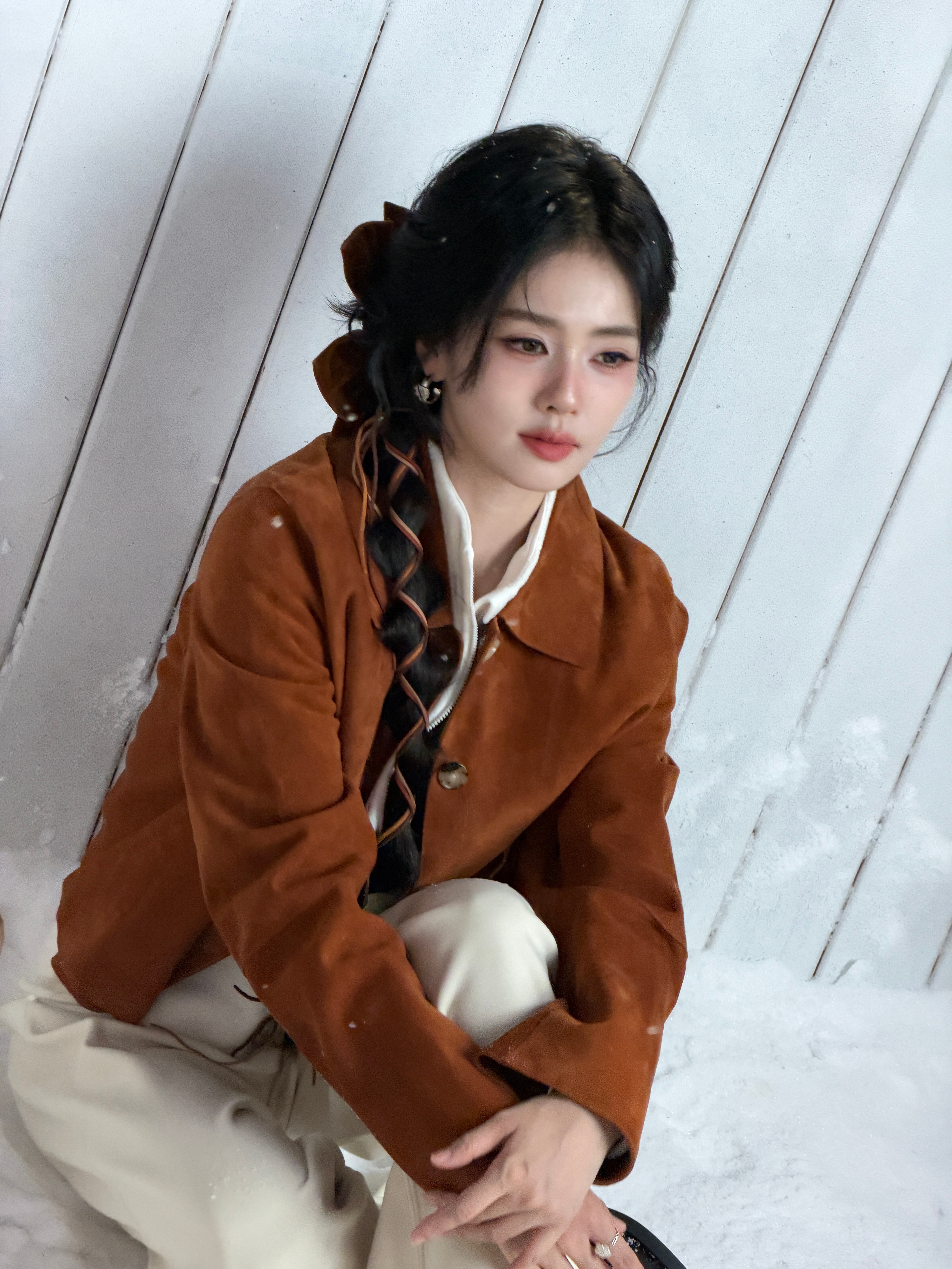 白鹿[超话]  [馋嘴]白鹿头巾短发好俏皮[馋嘴]白鹿陆昭熹 “这世界车遥马慢，