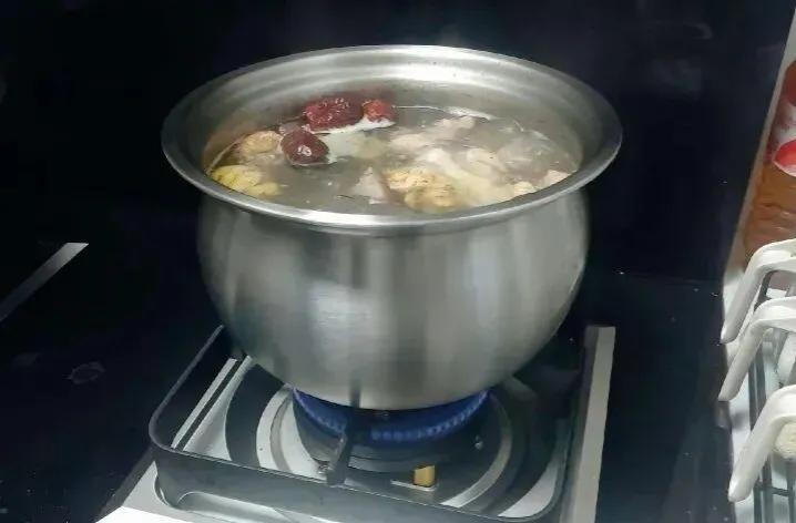 婆婆用压力锅煲汤，我和老公很无奈

最近我买了一个新的压力锅，花了将近一千元。我