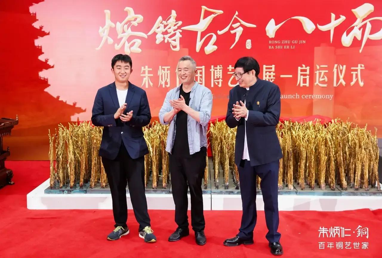 高考700分的“迈巴赫少爷”父亲朱军岷无比自豪地接受记者的采访：

“我是世界上