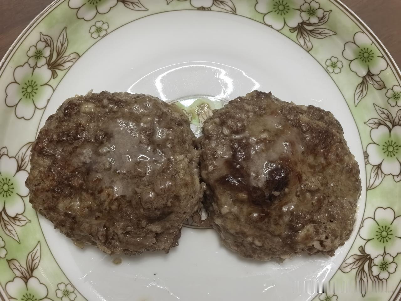 今早没煮鸡蛋，因为打算煎自制牛肉饼，蛋白质摄入也不能超标啊！
第一次煎牛肉饼用的