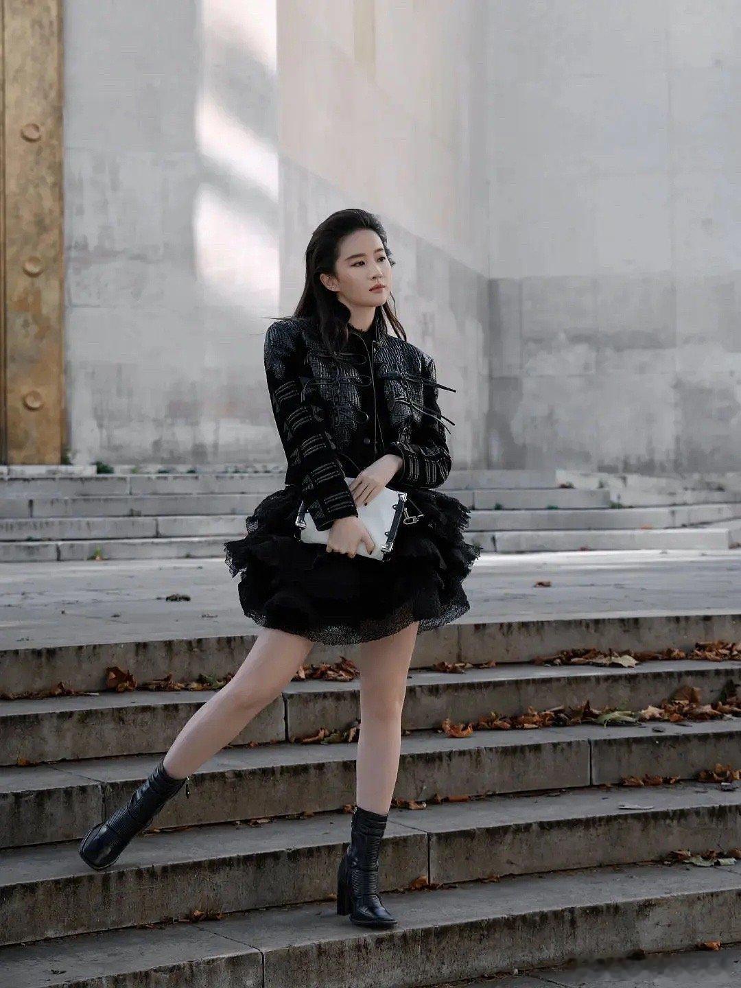 刘亦菲这是和Lisa撞衫了吗，甚至完全没看出来是同一件衣服[允悲] ​​​