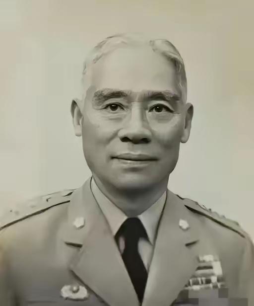 1942年，黄士伟在路上埋60枚地雷阻击日军，准备预测日军会停下的地方时，他突然