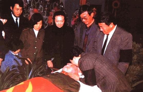 1993年4月6日，一代名将陈再道逝世，享年84岁，家人向他做最后的告别。老将军