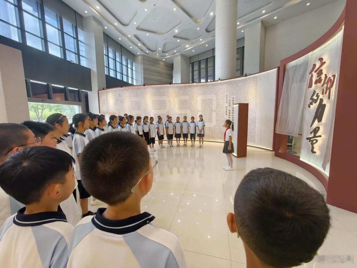 宁波学子开学第一课沉浸式读懂红色家书 9月1日，宁波市中小学“开学第一课”开讲，