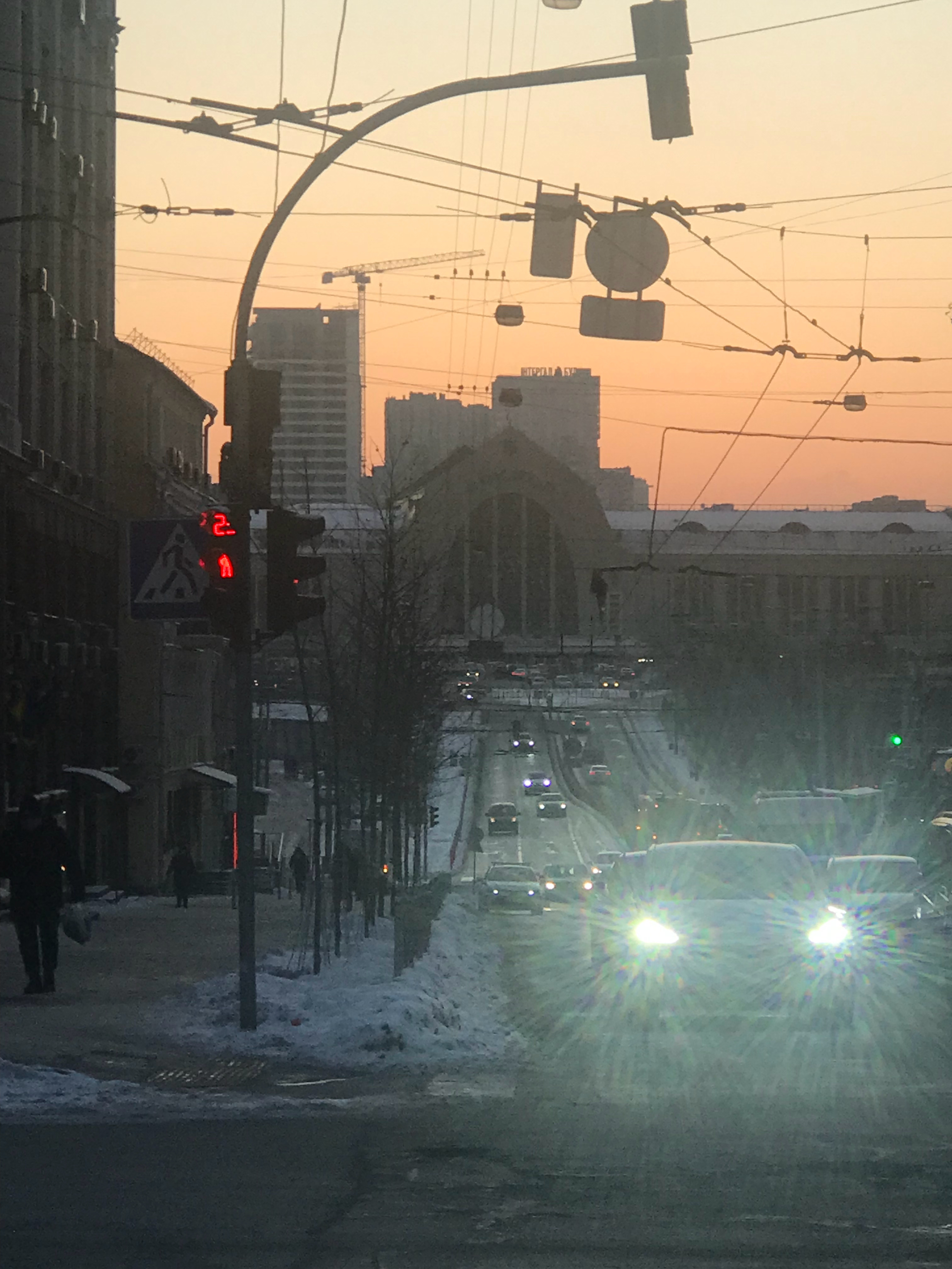 暮色中的基辅火车站 