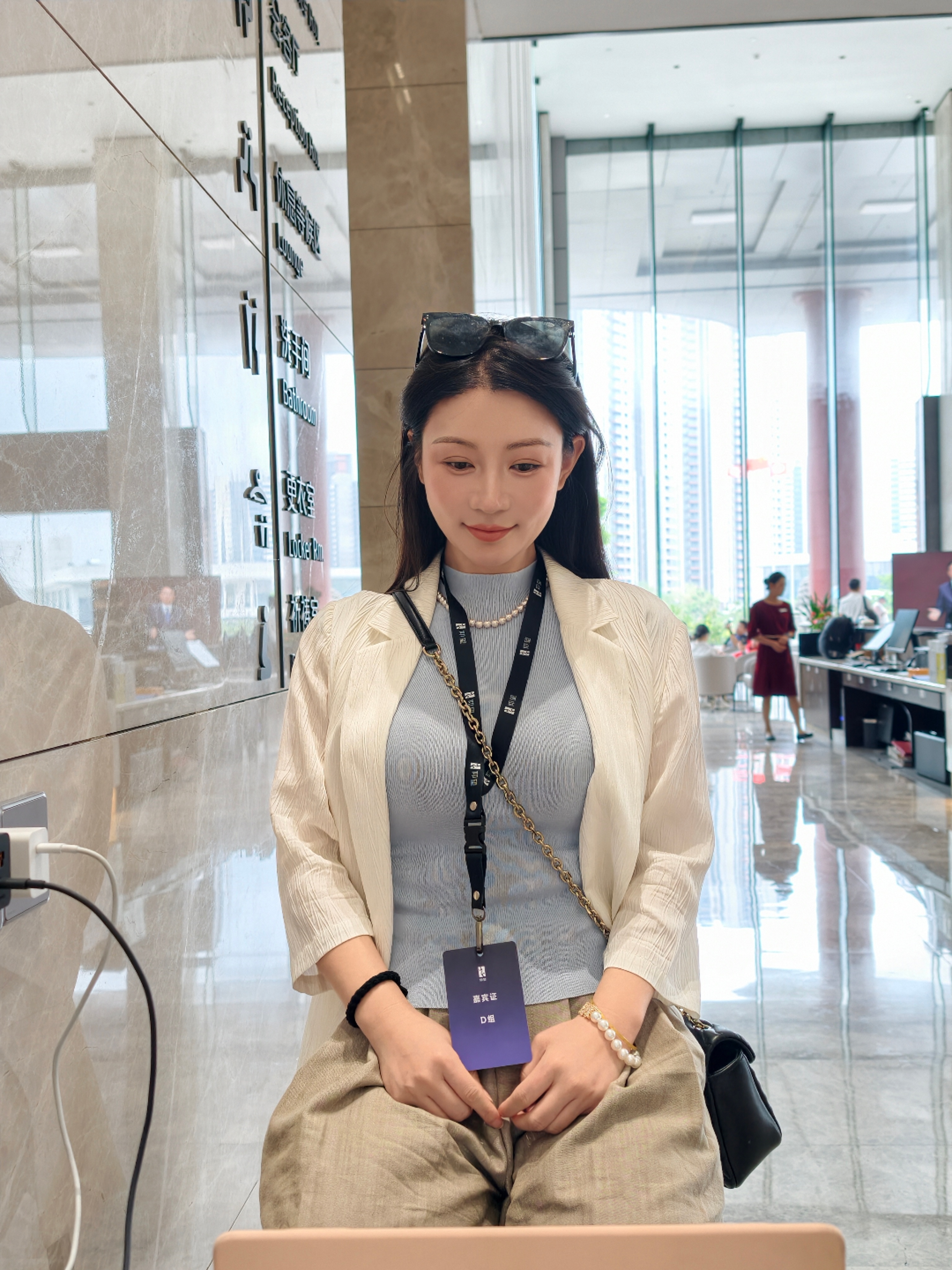 老板怎么那么烦人呢拍个照片“吸肚子吸肚子”我肚子很大吗？ 深圳·比亚迪股份有限公