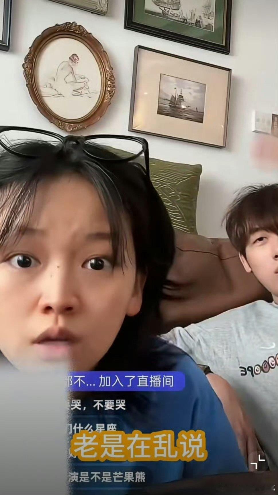 拉宏桑中国boy否认恋情 同框直播被问感情关系，拉宏桑摇头速度快到模糊，中国bo