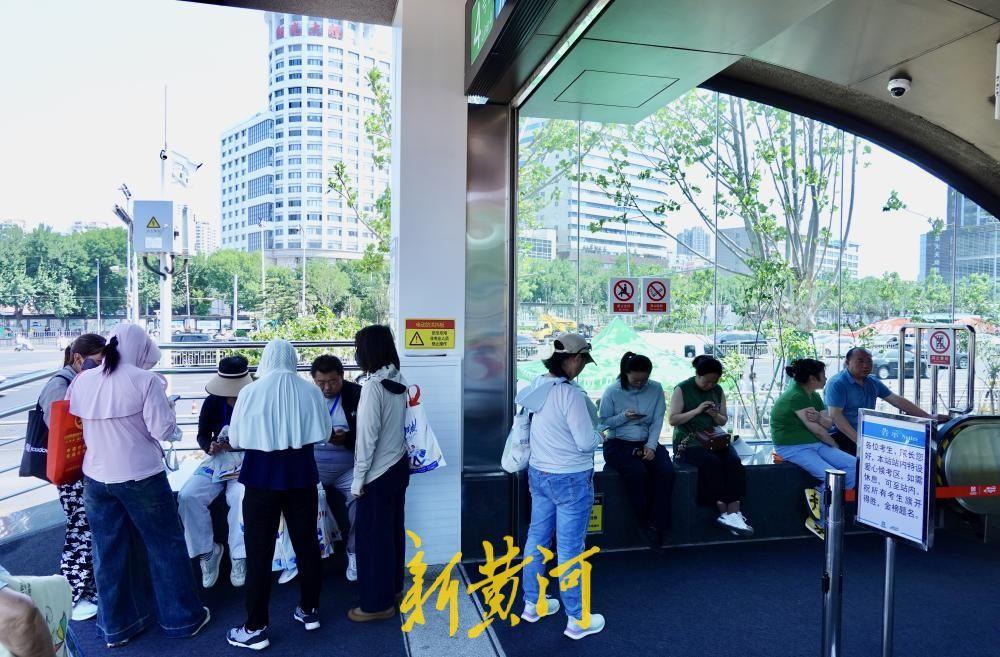 济南地铁4号线南辛庄站变身“家长纳凉专区”！6月9日上午10时，2026年夏季高