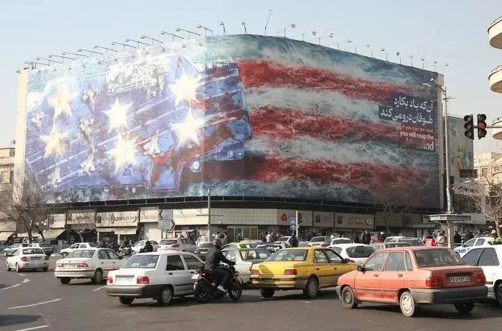 伊朗街头挂出巨幅海报，直接硬刚特朗普：“你说什么都没用”


德黑兰街头惊现一张