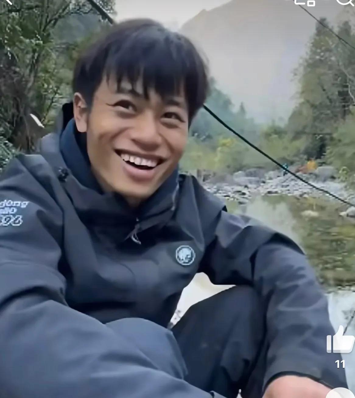 林北这回真是给所有人上了一课。

别的选手还在山下抢那点物资，他倒好直接爬到了山