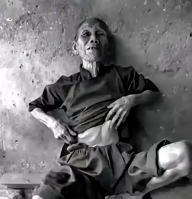 1937年，一年轻女子“女扮男装”要逃出南京。突然，鬼子兵对她“摸裆”检查，得知