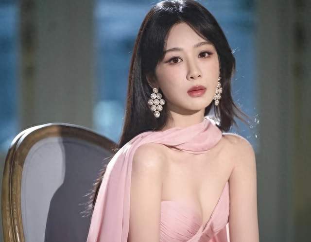 杨紫空降纪梵希，无考察期四奢加身，网友：以前嘲她土的没话说了
