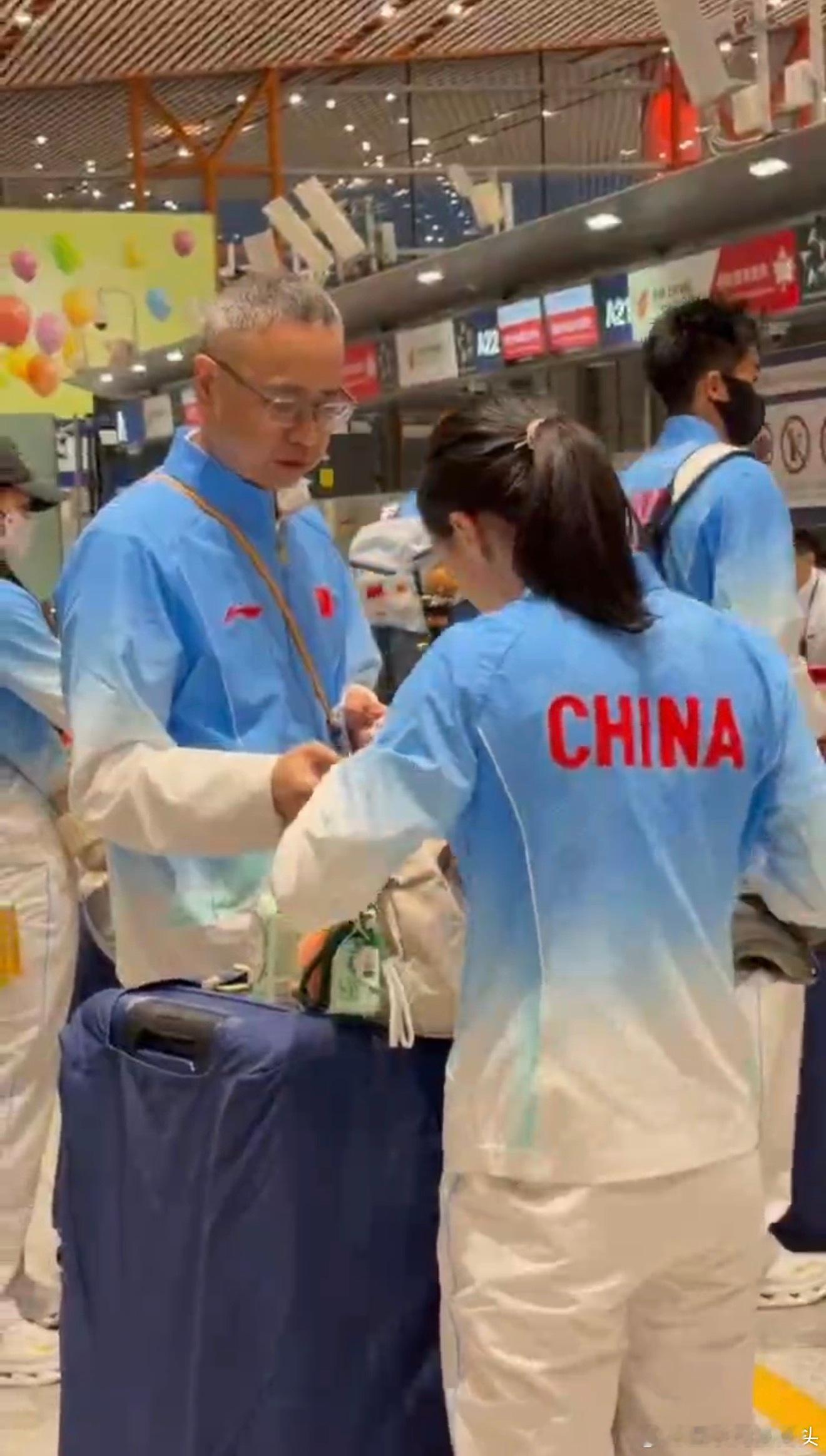 陈妤颉出征亚运安检贡献名场面陈妤颉从首都机场出发出征名古屋亚运，机场偶遇的片段十
