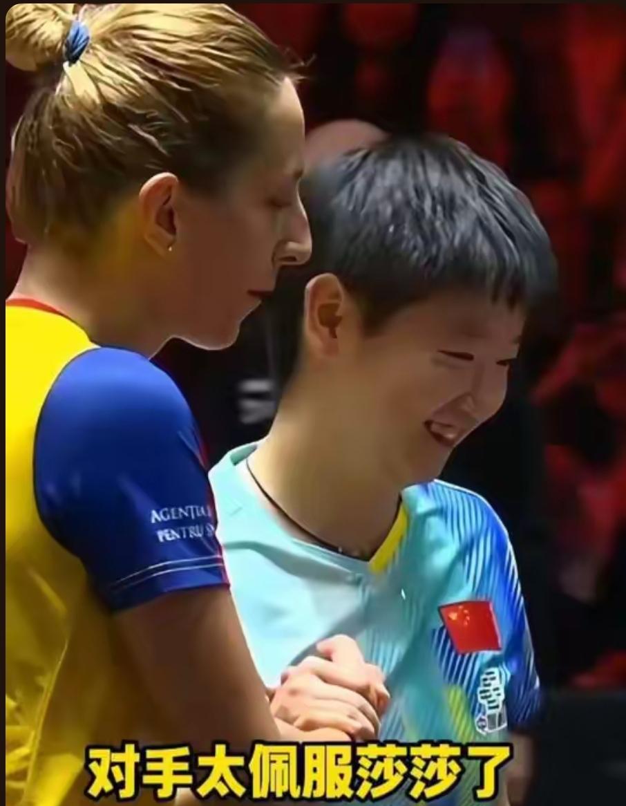 罗马尼亚选手萨马拉握着莎莎的手都不愿松开了。
萨马拉又是一位被打笑的选手，这是发