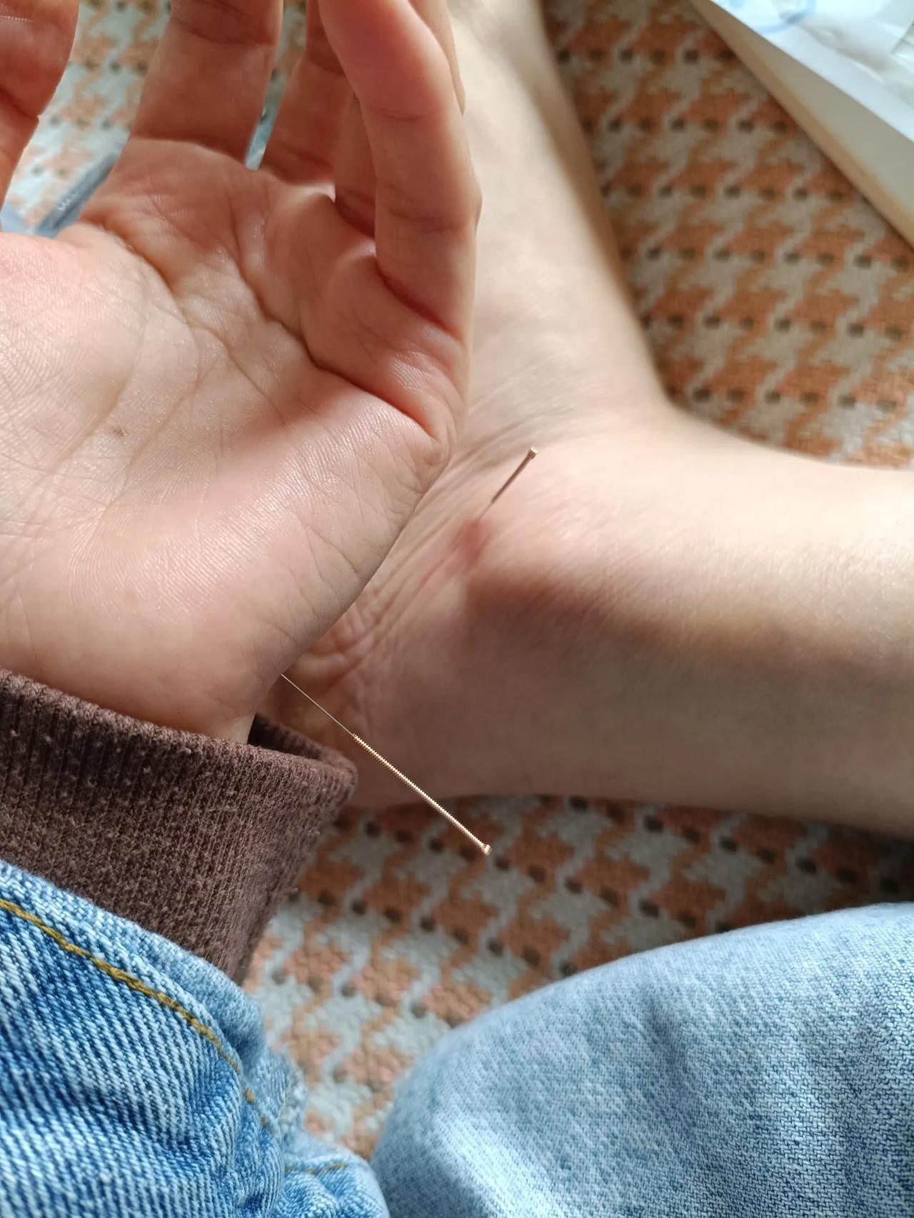 当自己能够给自己疗伤的时候那种成就感是无法形容的。

这两天我手腕不知道怎么了，