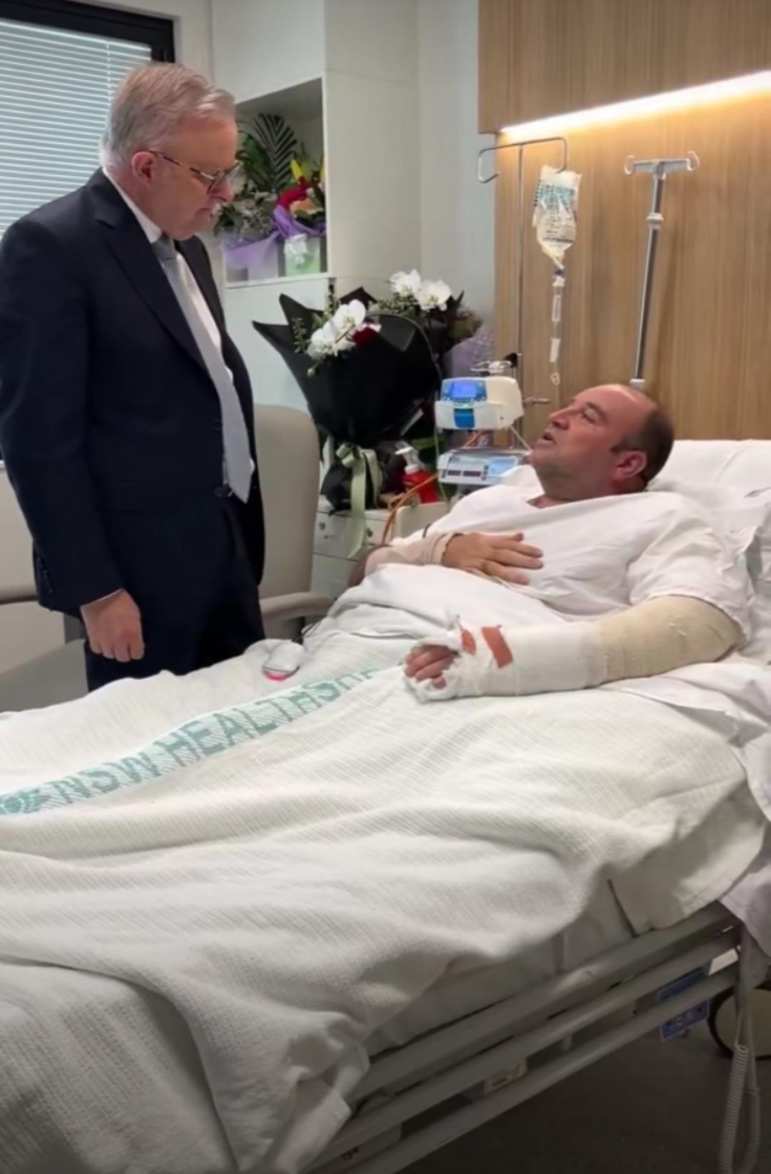 澳大利亚总理阿尔巴尼斯去医院看望昨天悉尼邦迪海滩枪击案中，徒手夺枪的英雄 Ahm