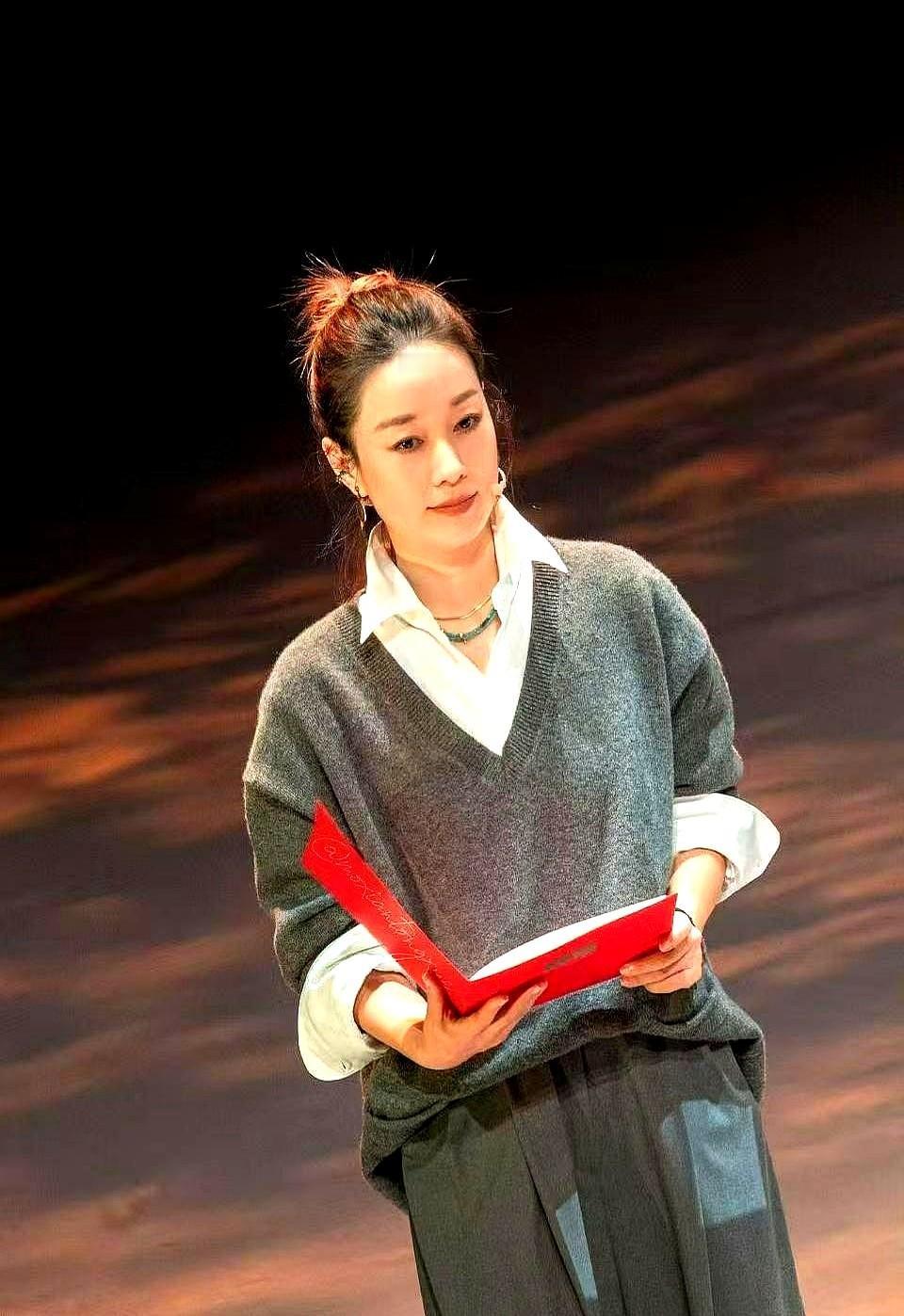 马伊琍留长发，65%的网友都说好。

这事儿还是她自个儿提出来的，说40岁后想追