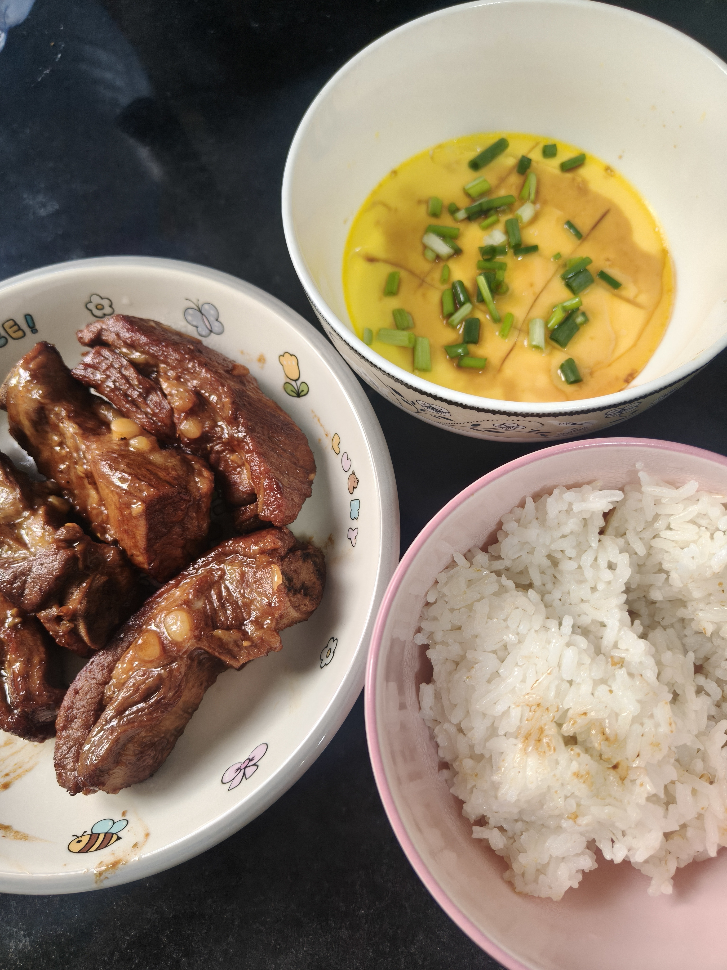 今天吃我爱的红烧排骨，蒸了个鸡蛋拌米饭吃🍚 