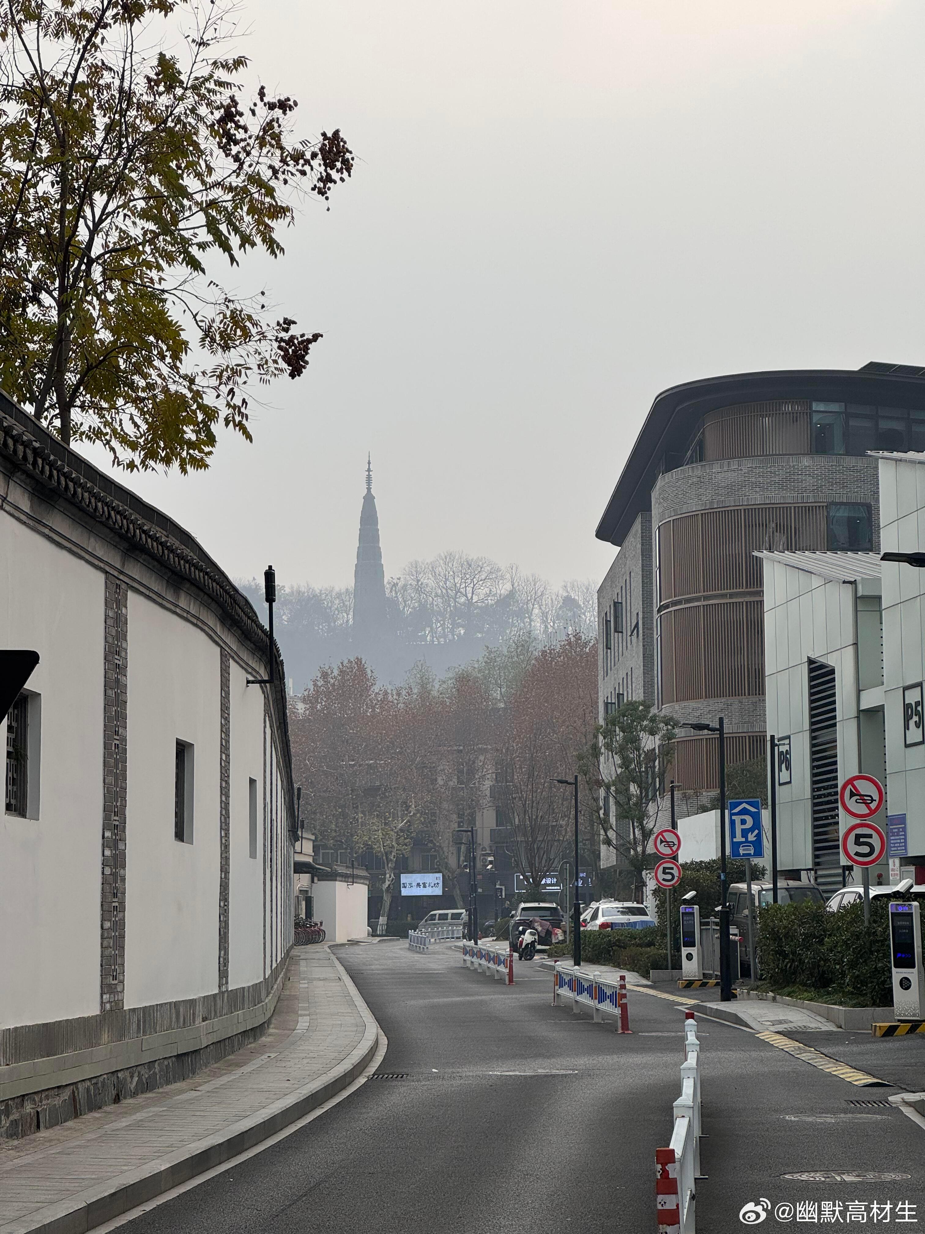 杭州已经进化成这样了吗杭州已经进化成这样了吗？街头机器人巡逻，无人公交穿梭，公园