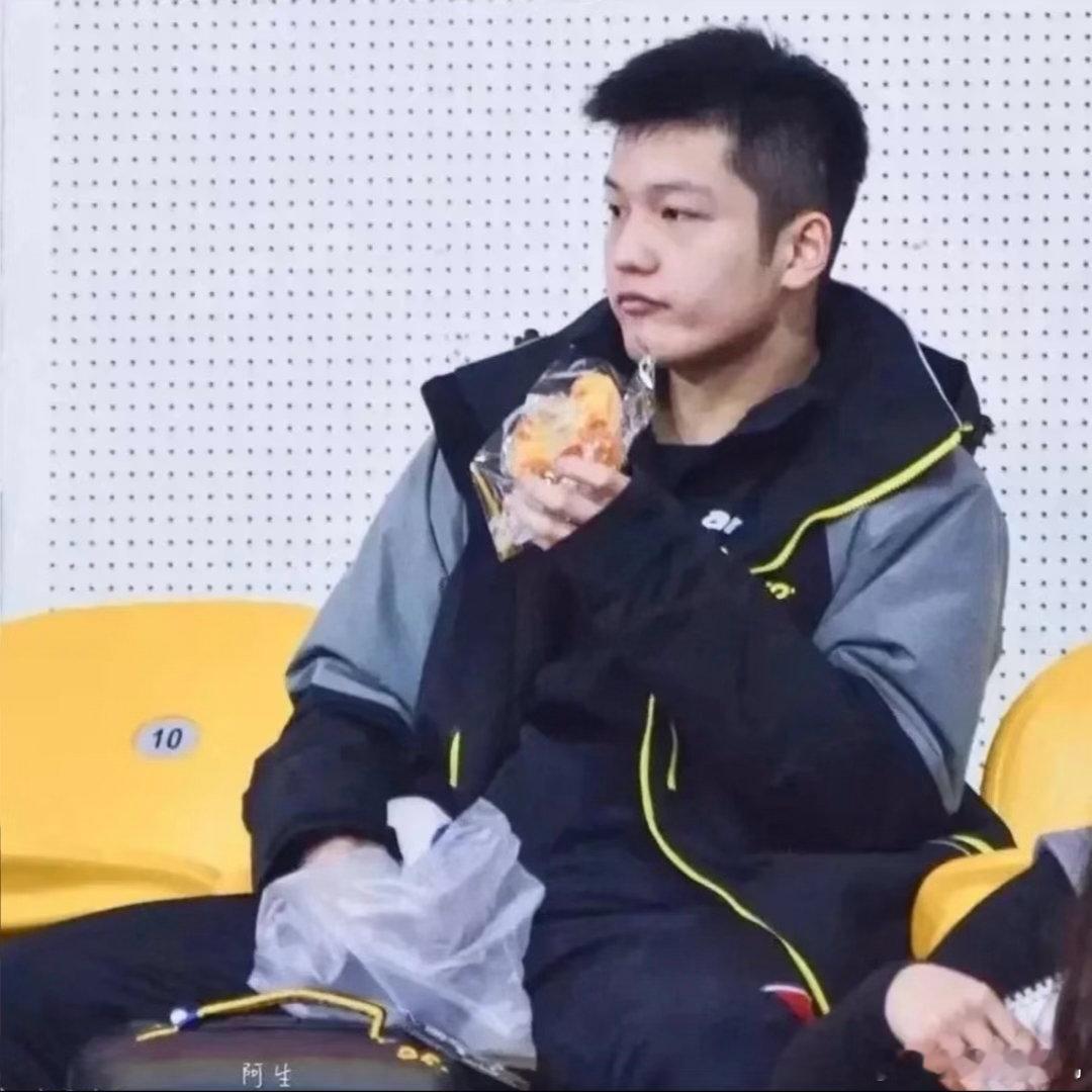 樊振东终于知道木姜子是什么味道了一饭封神 建议节目组把东哥试吃剪成合集，名字就叫