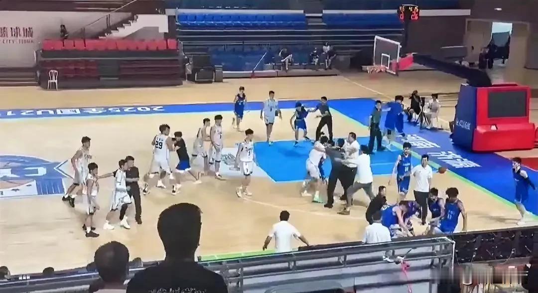 全国U21青年篮球锦标赛，辽宁队、山东队，在第三节爆发剧烈冲突，这是打球还是拳击