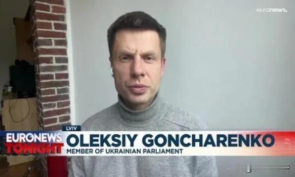 有这样的政客，乌克兰何缺苦难啊！
最近，为了争取美国更多军事援助，乌克兰议员贡恰