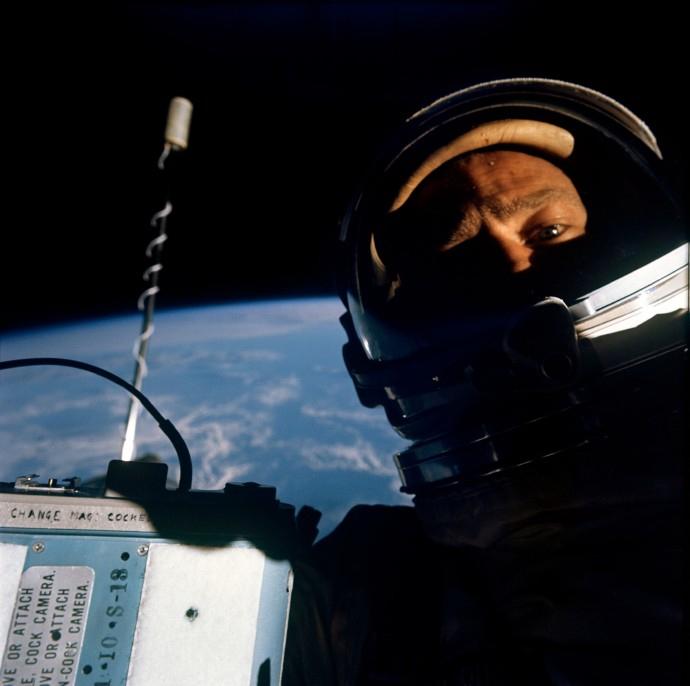 历史老照片：人类在太空中的首张自拍照
这照片是1966年11月12日由美国宇航员