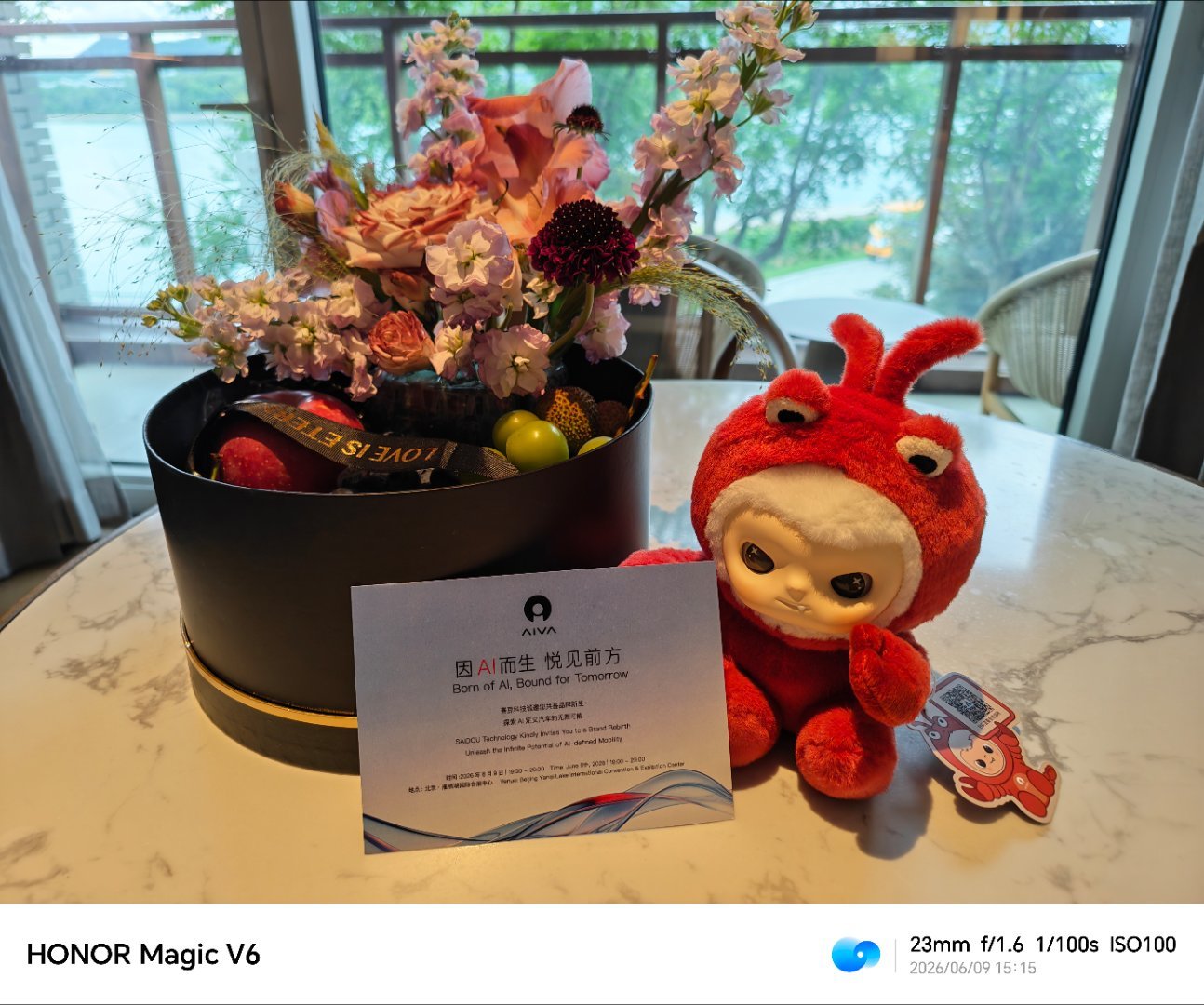 赛豆这个小龙虾设计的不错，可爱这盒子里的水果真实诚啊，目测我今晚吃不完…赛豆科技