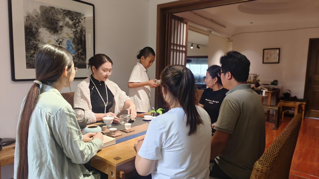 昨晚搞了个真心话茶局，喊了几个老友来家里。茶就是普通的铁观音，点心是楼下买的小蛋