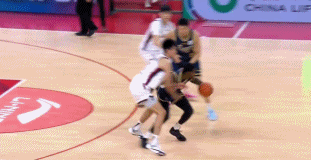 浙江队末节两分钟半就犯满，广东本来突破就好，但萨姆纳双方犯规是隐患


胡明轩膝