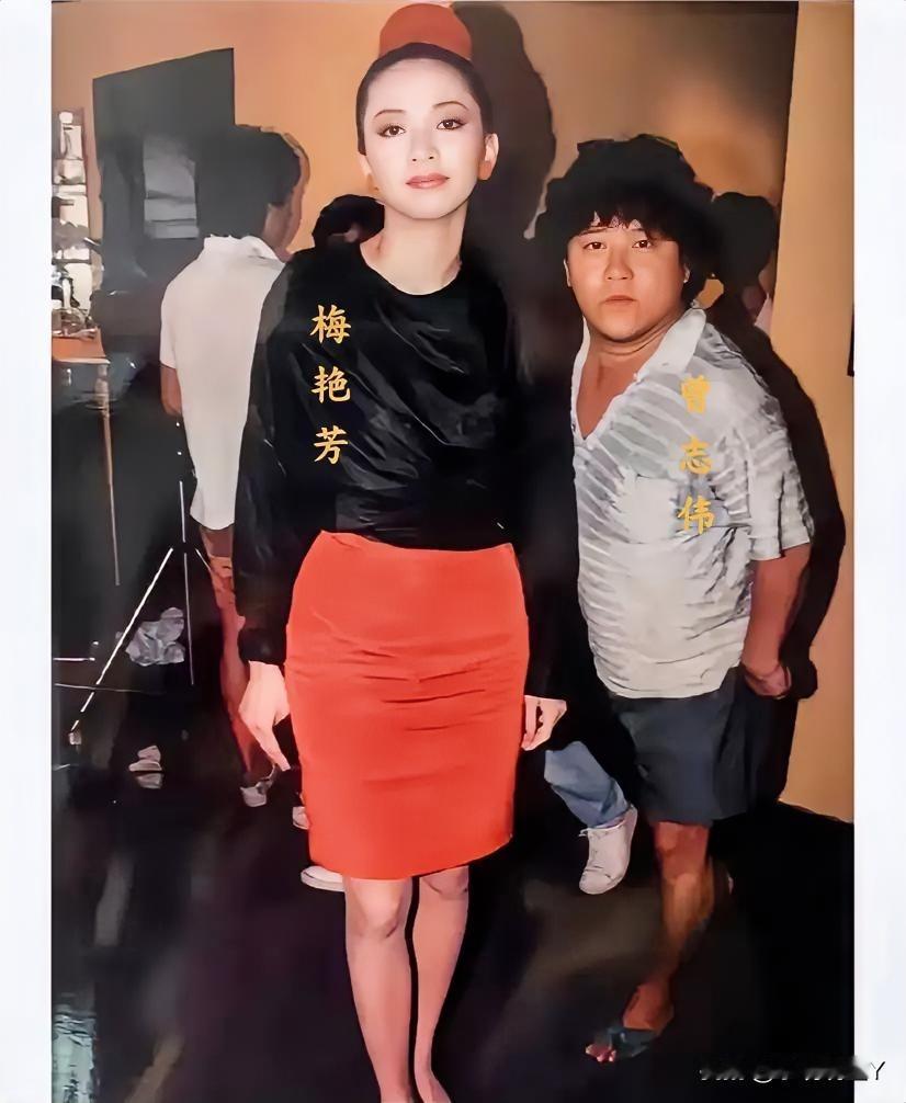 1988年，梅艳芳和曾志伟在片场后台，留下的美好瞬间。梅艳芳当时25岁，美得惊艳