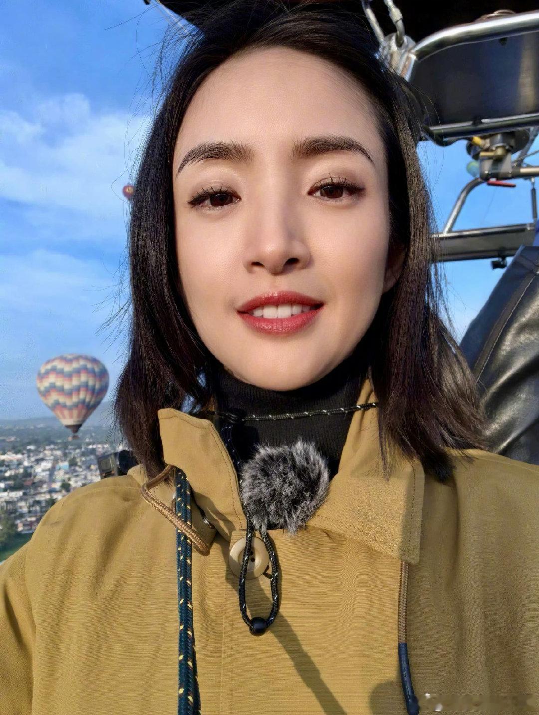 林依晨自拍在哪学的 网友一句"图一都不像本人了"精准吐槽，这自拍技术真的该找个老