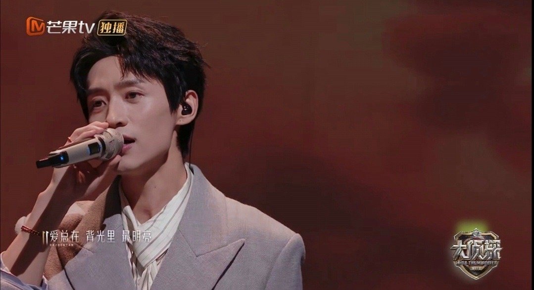 魏晨吴昕把何老师唱哭了魏晨吴昕背光 大侦探演唱会舞台太戳心！魏晨吴昕温柔对唱《背