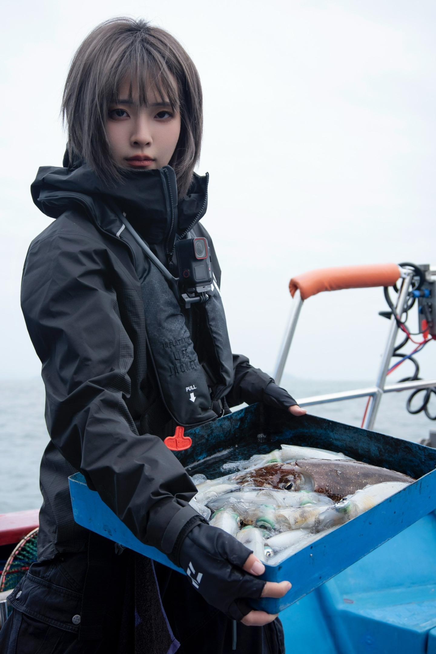 来，我负责抽鱿鱼，你只管负责吃。