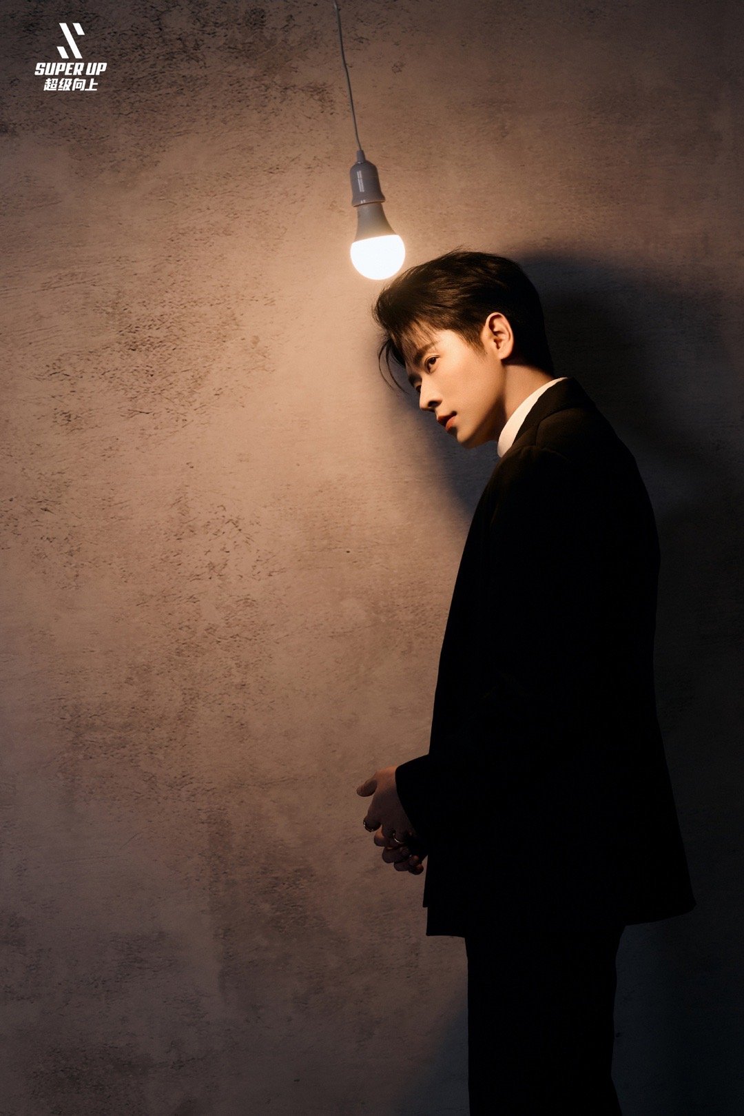 丞磊出发图 倒过来站立的沙发 颠倒的沙发，不颠倒的帅气！丞磊在充满创意的布景中展