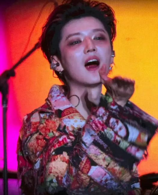 如果不仔细看我整的还以为是女孩子呢！[心]

真不敢相信，鹿晗什么时候走“女性”