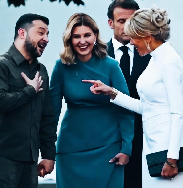 马克龙妻子和泽连斯基夫妇在说什么呢？三人都笑容满面啊！
三人一脸开心大笑的样子与