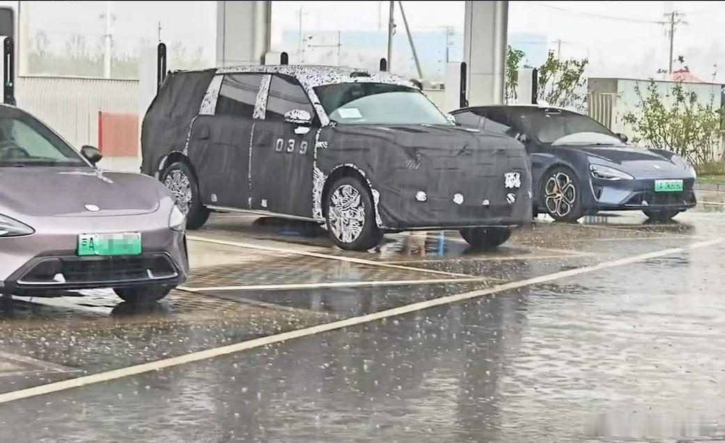 小米三排家用增程SUV曝光 7月21日，小米第三款车家用增程SUV（内部代号：昆