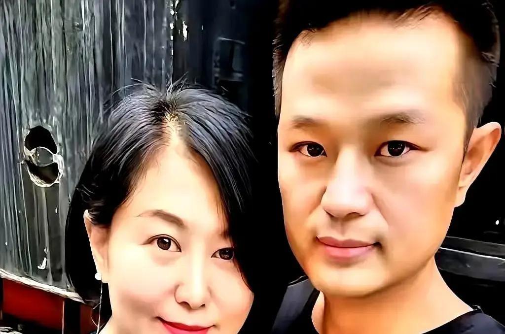 49岁女老板5天闪婚，回男方老家才看见他前妻和孩子
成都李丽，事业做得风生水起，