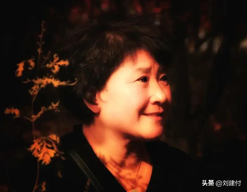 梅姨同居男友都看不到她的身份证 梅姨同居男友都看不到她的身份证
“梅姨”落网，她