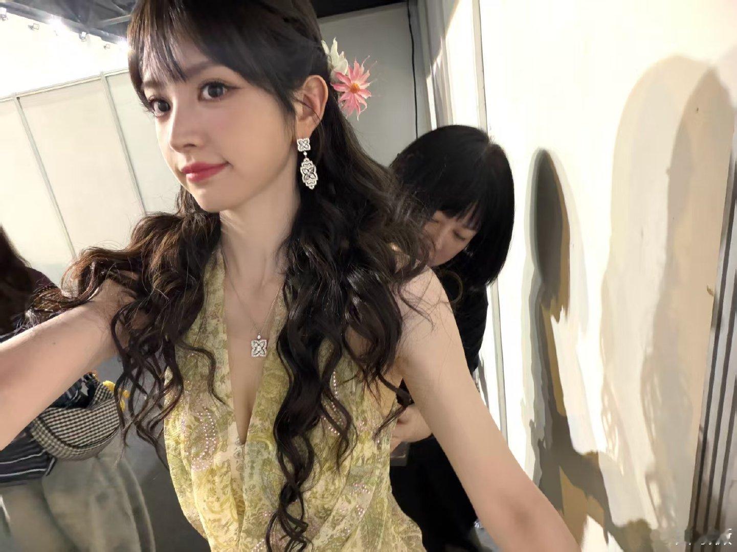 田曦薇去后台补衣服了田曦薇深v碎花纱裙 田曦薇去后台补衣服了哈哈哈 