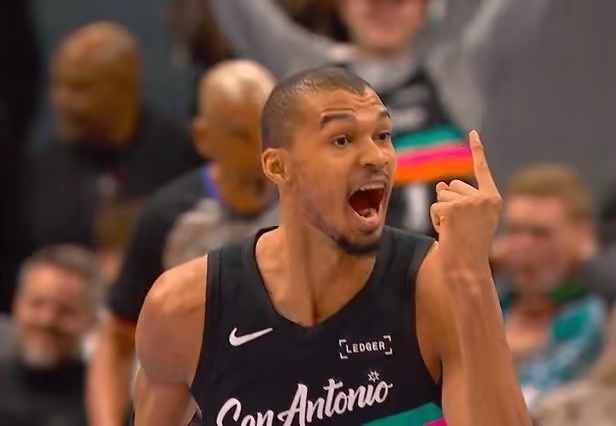 马刺太不专注了啊马刺客场106-111不敌黄蜂。马刺在第二节只得到17分，他们曾