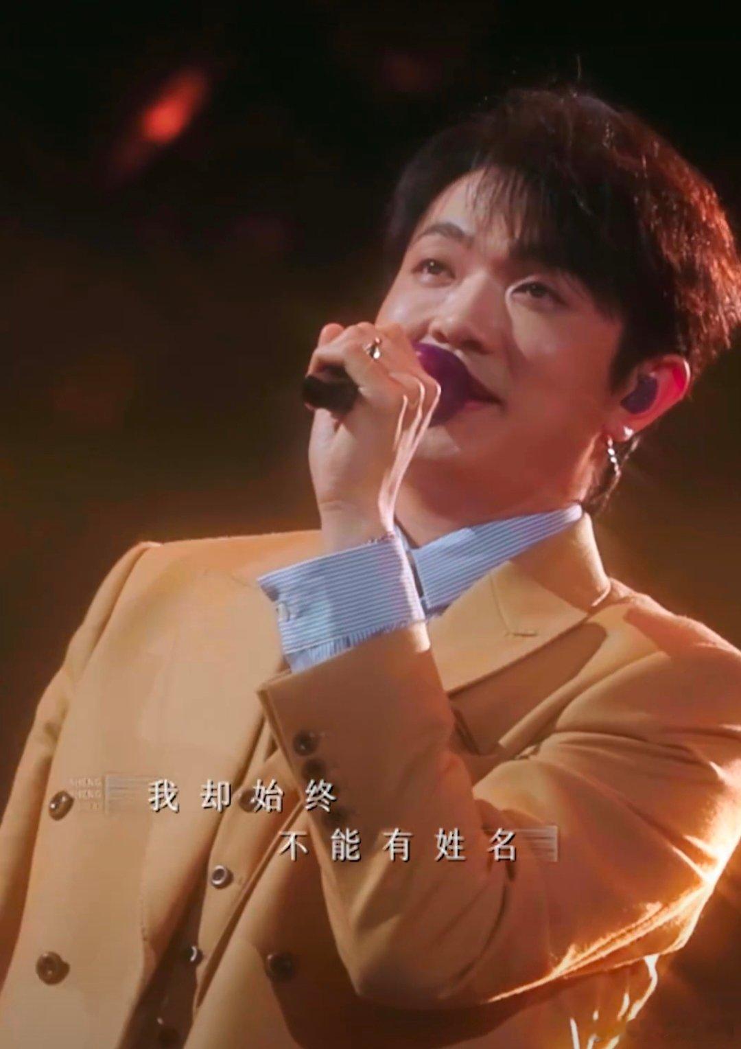 颜人中的烟嗓是为情歌而生的吧！《一直很安静》直拍里，沙哑声线把“突然不爱我”的怅